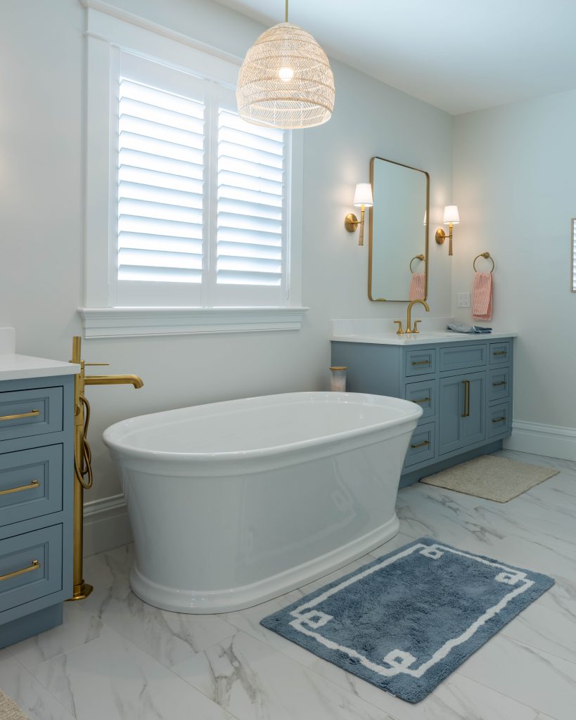 Freestanding tub beneath a woven rattan pendant