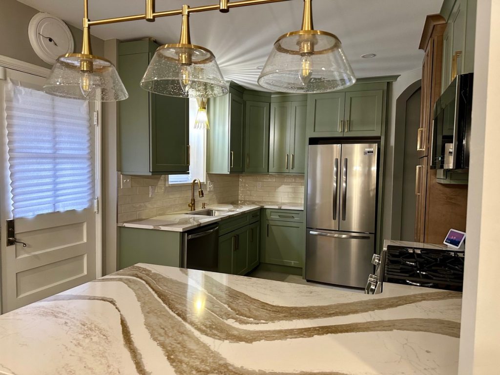 Kitchen sink run with pendants over the peninsula
