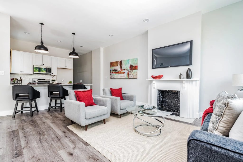 Kitchen and living room with fireplace and breakfast stools