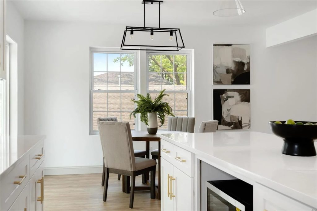 Dining area beside the kitchen countertop