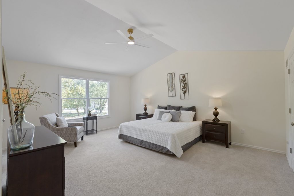 Bedroom with vaulted ceiling and seating area
